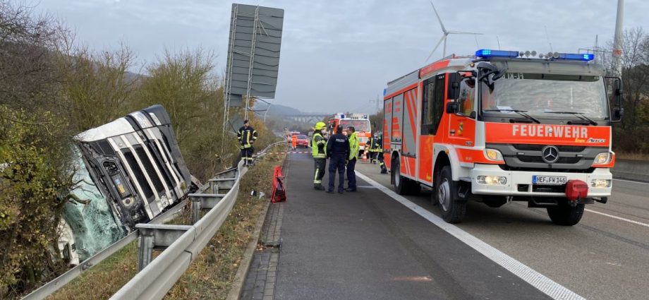 LKW kommt von der Autobahn ab und kippt um