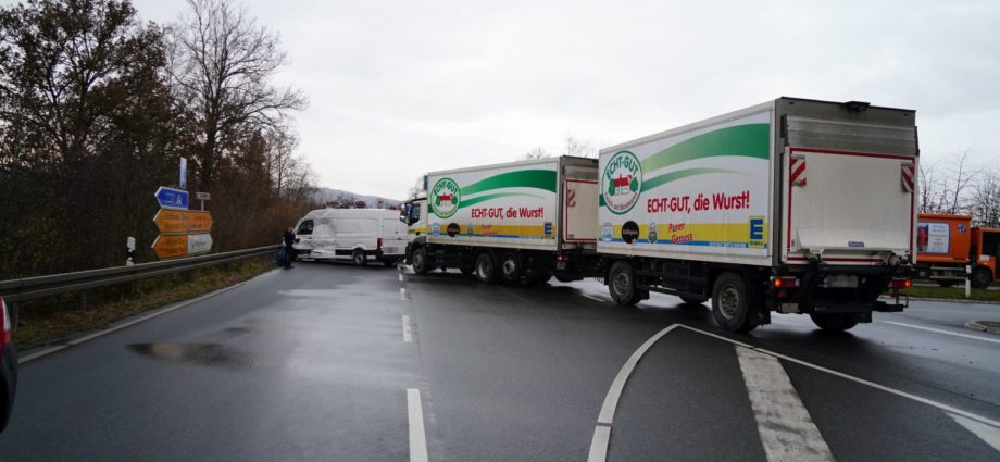 WIZ: Transporter übersieht LKW – Drei Verletzte auf B27