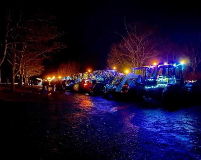 Weihnachtliche Traktorfahrt im Landkreis Kassel