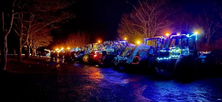 Weihnachtliche Traktorfahrt im Landkreis Kassel