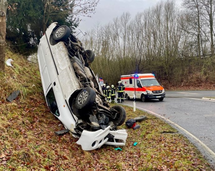 Mit Kleintransporter überschlagen – Rettungshubschrauber im Einsatz