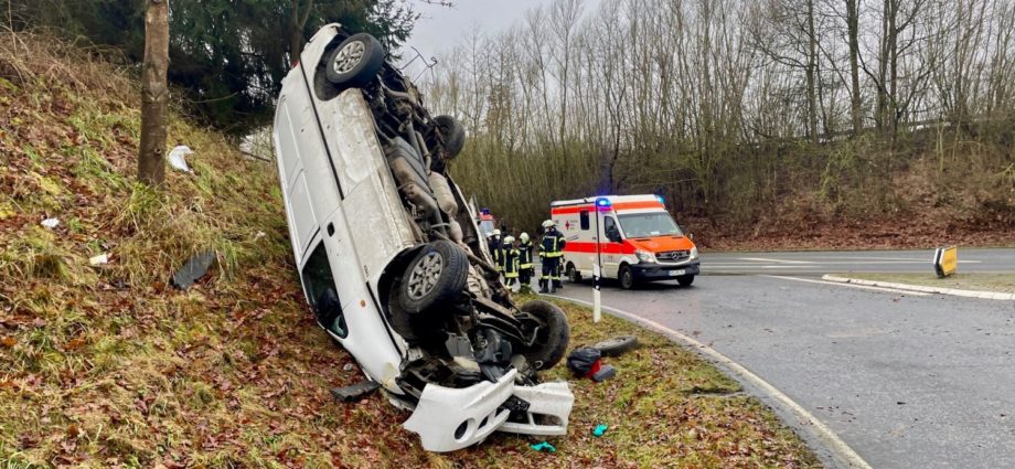Mit Kleintransporter überschlagen – Rettungshubschrauber im Einsatz