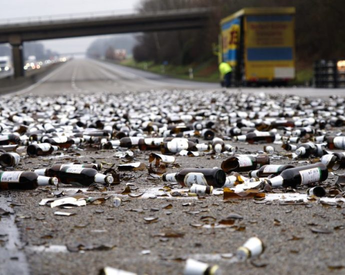LKW verliert rund 200 Bierkisten auf A7 bei Kassel