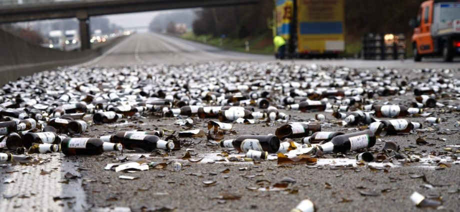 LKW verliert rund 200 Bierkisten auf A7 bei Kassel