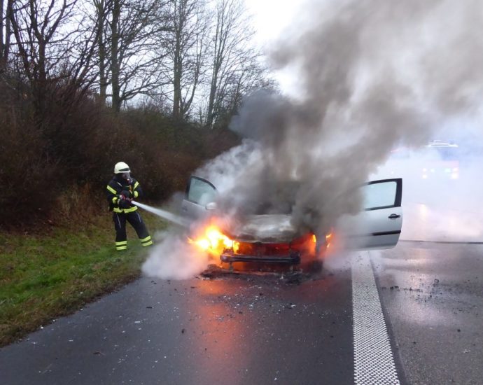 PKW brannte auf A44 bei Kassel