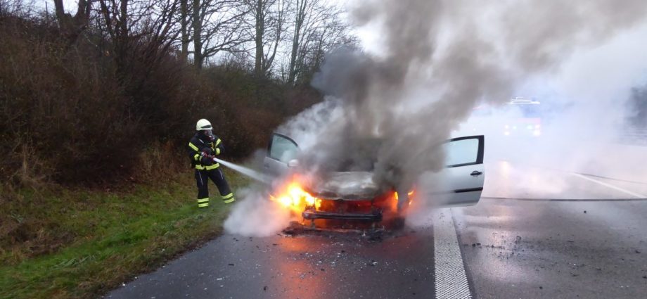 PKW brannte auf A44 bei Kassel