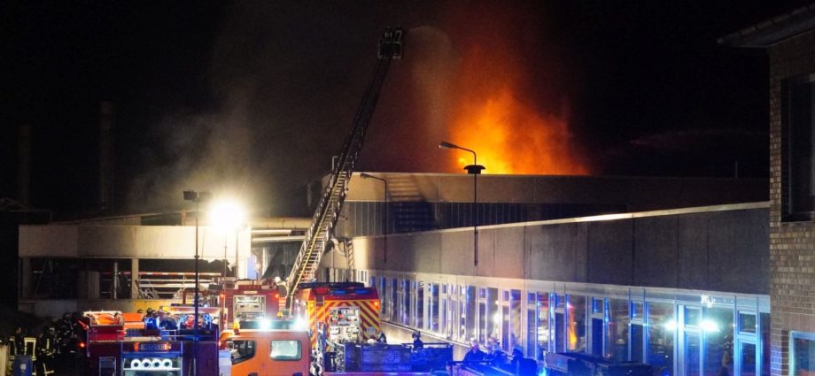 Drei Verletzte nach Explosion in Tapetenfabrik bei Marburg (VIDEO)