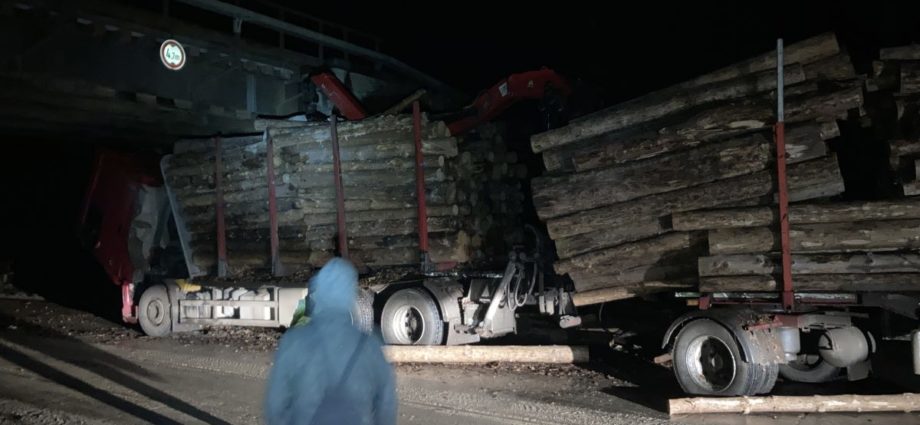Mittelhessen – Holztransporter bleibt an Brücke hängen