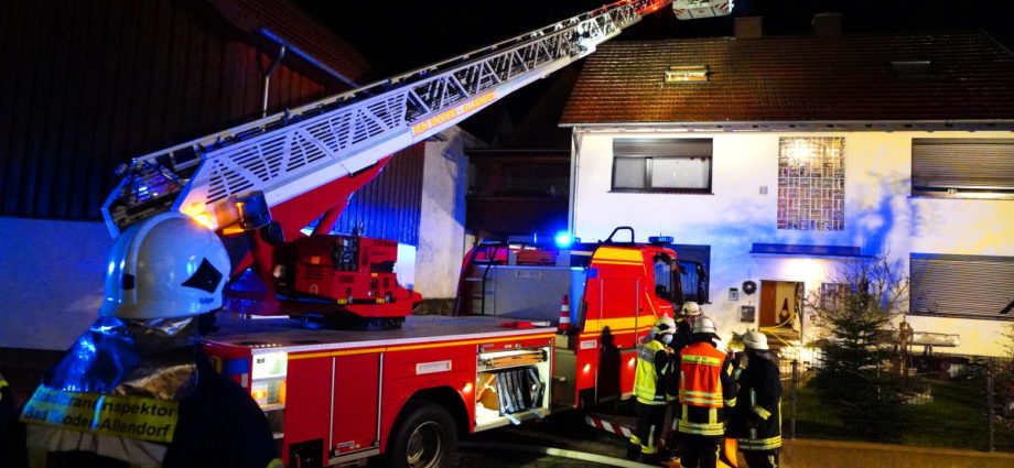Schornsteinbrand in Oberrieden – Feuerwehr verhindert Dachstuhlbrand