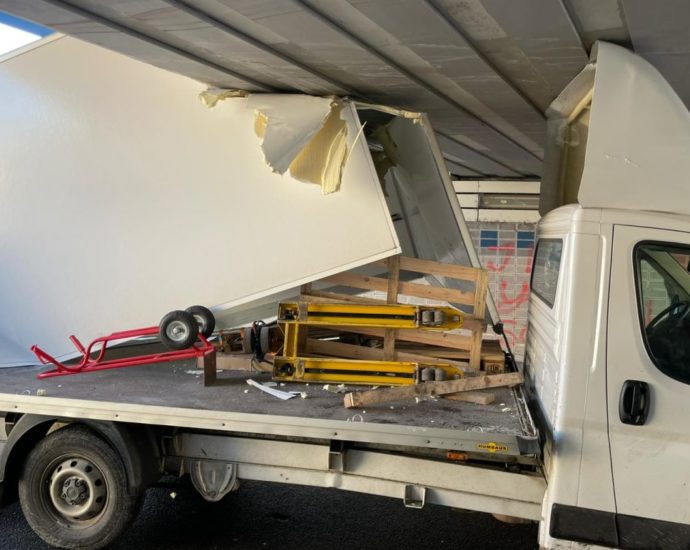 Kleintransporter bleibt an Brückenunterführung in Offenbach hängen
