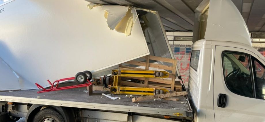 Kleintransporter bleibt an Brückenunterführung in Offenbach hängen