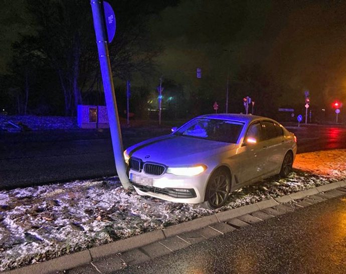 KS: 2,3 Promille – Autofahrer Kracht gegen Laternenmast