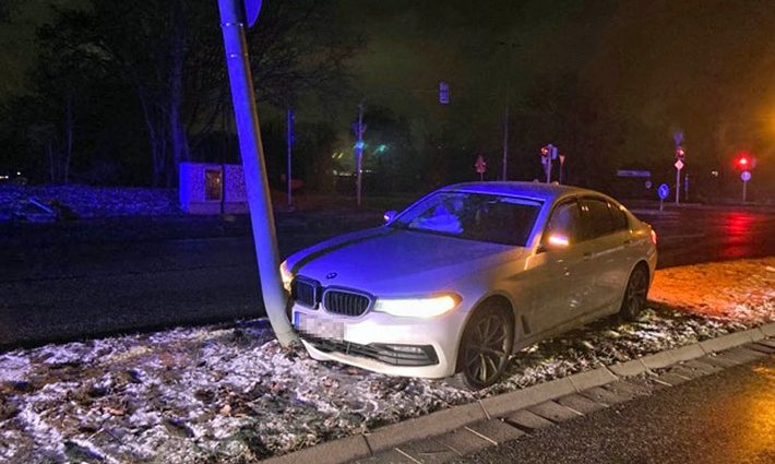KS: 2,3 Promille – Autofahrer Kracht gegen Laternenmast