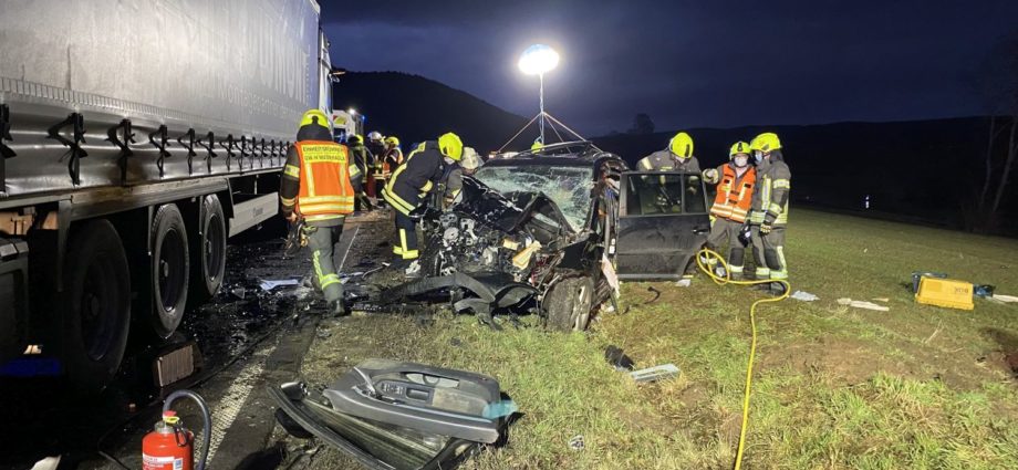 B62: PKW frontal in LKW bei Niederaula