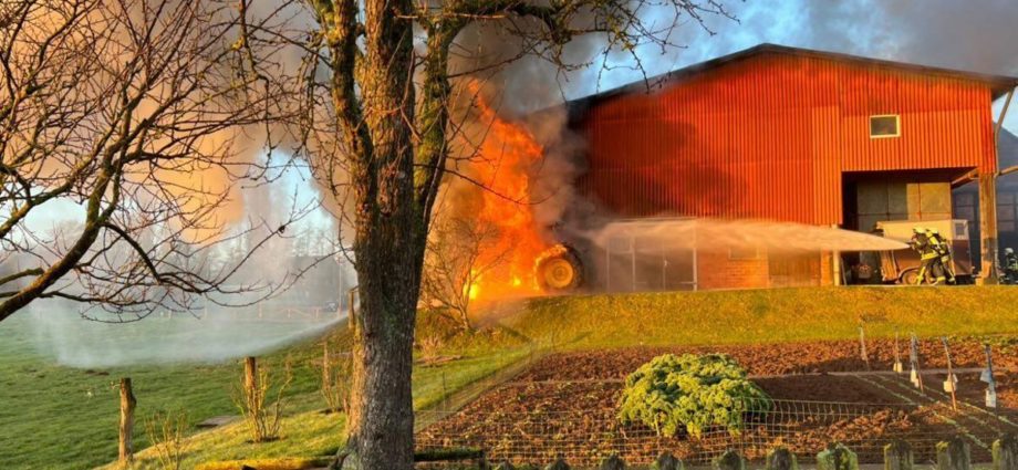 Traktor brannte an Scheune – Feuerwehr konnte Großbrand verhindern