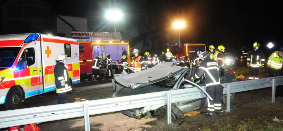 B253: Feuerwehr befreit Verunfallten nach schwerem Alleinunfall