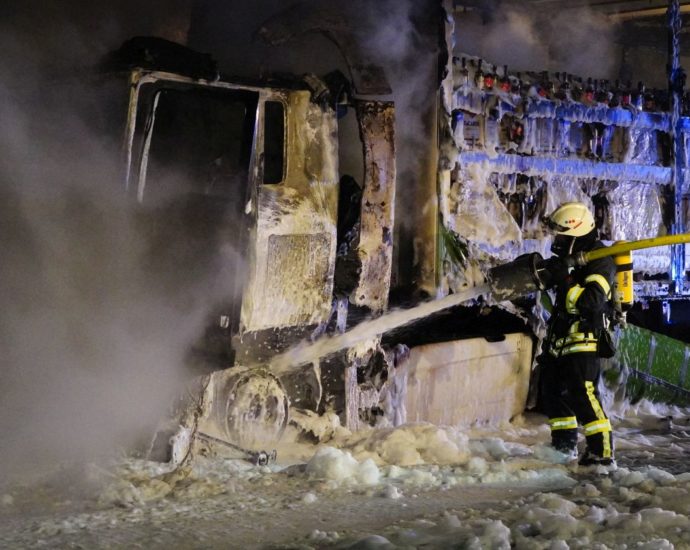 LKW-Brand auf A7 – Bacardi und Cola in Vollbrand