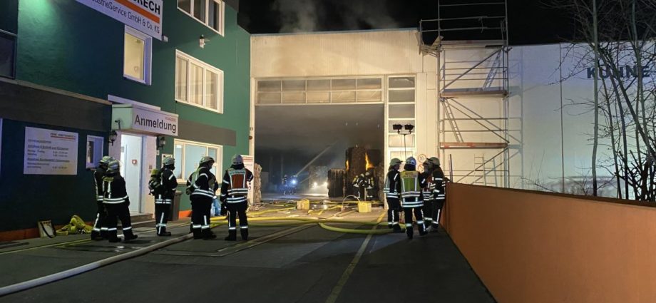 Hersfeld: Altpapier-Ballen brannten in Halle