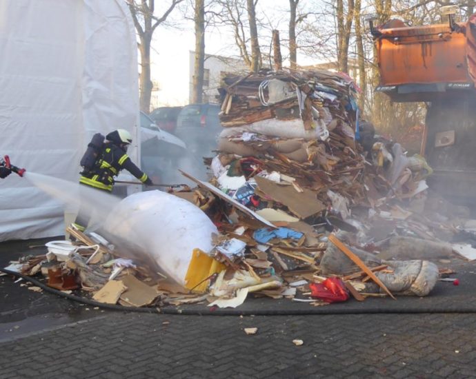KS: Brennener Müllwagen fährt zur Feuerwache
