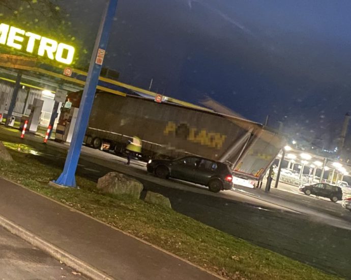 Kassel: LKW rammt Tankstellendach – 85.000 Euro Schaden