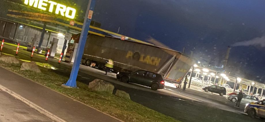 Kassel: LKW rammt Tankstellendach – 85.000 Euro Schaden