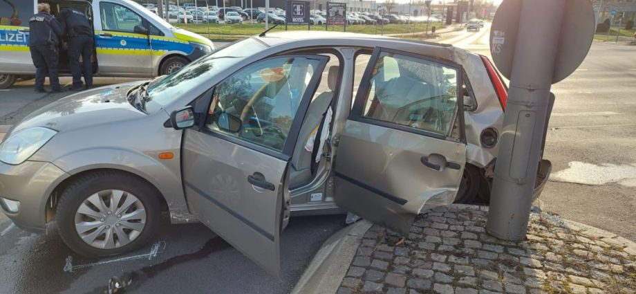 KS: Kinder bei Unfall auf Dresdener Straße schwer verletzt