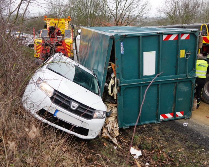 LKW kippt in A49 Ausfahrt um – PKW-Fahrer musste ausweichen