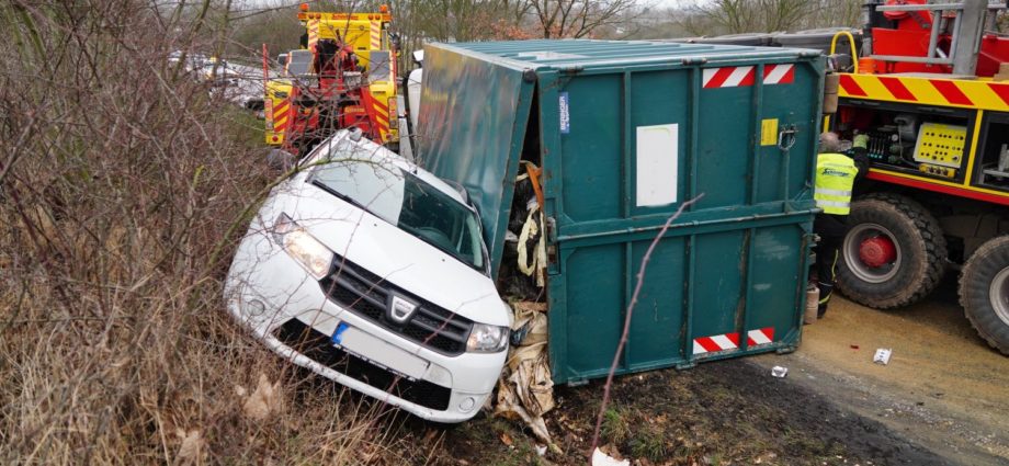 LKW kippt in A49 Ausfahrt um – PKW-Fahrer musste ausweichen