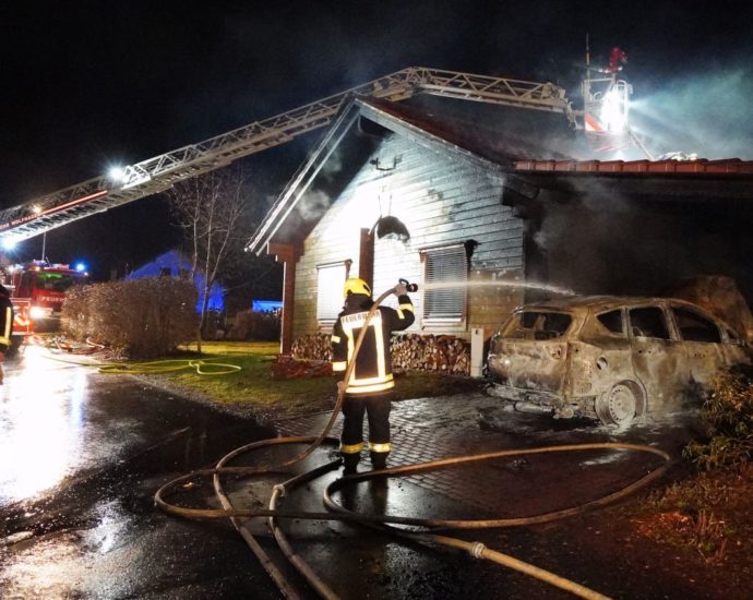 Wohnhausbrand in Naumburg – Autos brannten unter Carport
