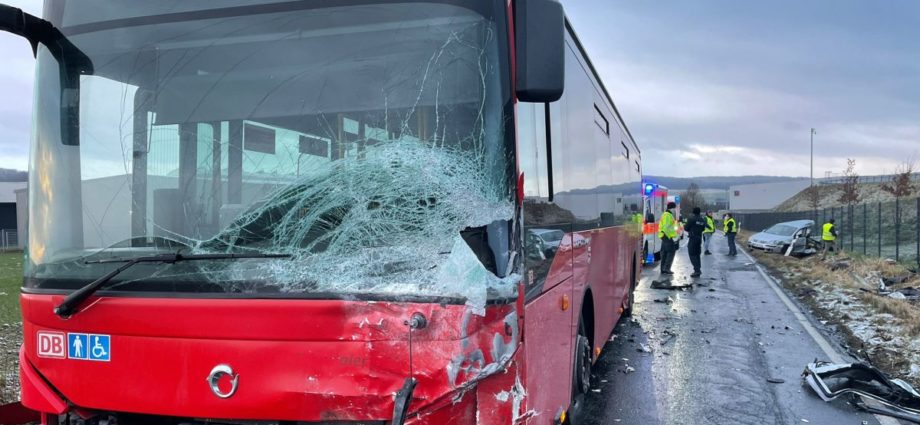 Straßenglätte: PKW kracht in Schulbus – Fünf Verletzte