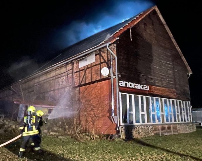 Während einer Karnevalsfeier – Scheunendach fängt Feuer
