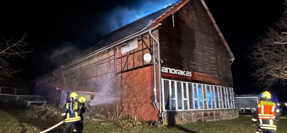 Während einer Karnevalsfeier – Scheunendach fängt Feuer