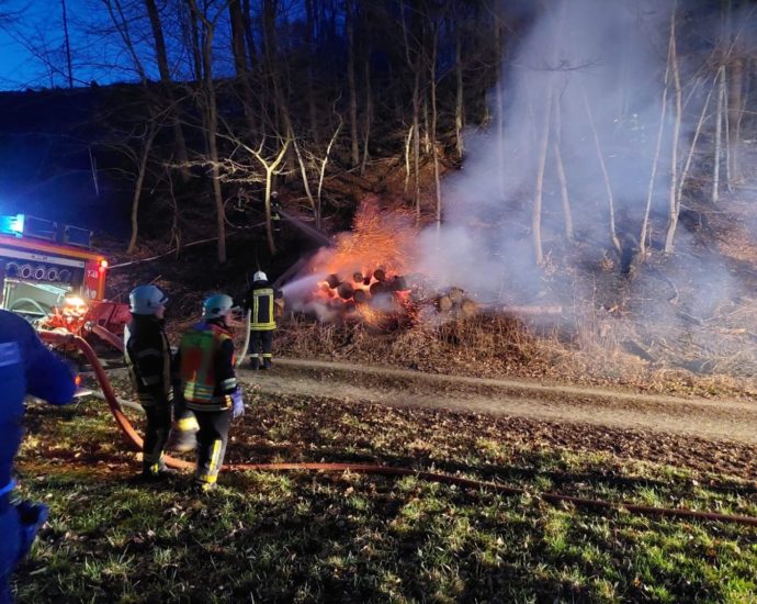Heli: Holzstapelbrand greift auf Unterholz über