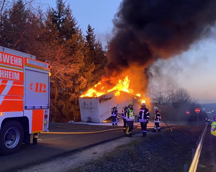 A7: Sattelauflieger mit Elektroschrott stand mehreren Stunden im Vollbrand