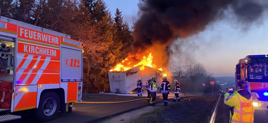 A7: Sattelauflieger mit Elektroschrott stand mehreren Stunden im Vollbrand