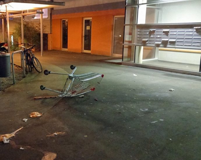 KS: Einkaufswagen aus 14. Stock geworfen – Zeugen gesucht