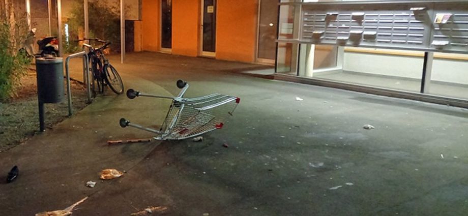 KS: Einkaufswagen aus 14. Stock geworfen – Zeugen gesucht