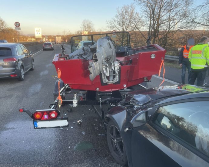 A44: PKW kracht in Bootsanhänger – 90.000 Euro Sachschaden