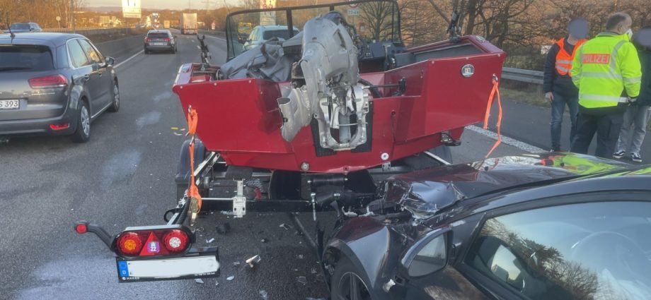 A44: PKW kracht in Bootsanhänger – 90.000 Euro Sachschaden