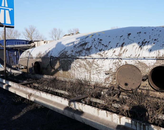B7 auf die A7 – Gülle-LKW kippt bei Kassel um