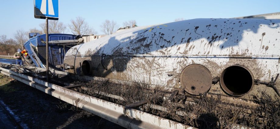 B7 auf die A7 – Gülle-LKW kippt bei Kassel um