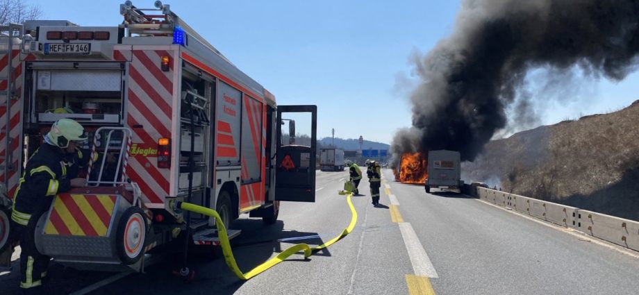 Kleintransporter auf A7 ausgebrannt
