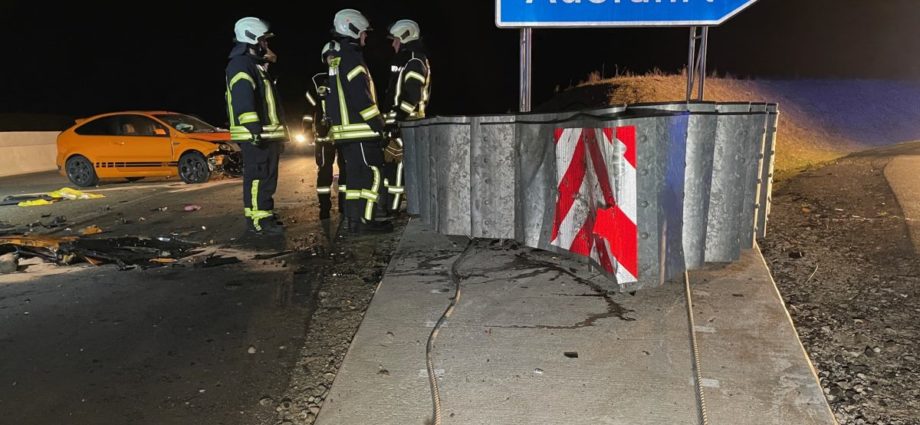 A 49 bei Neuental – PKW kracht frontal in Aufprallschutz (VIDEO)
