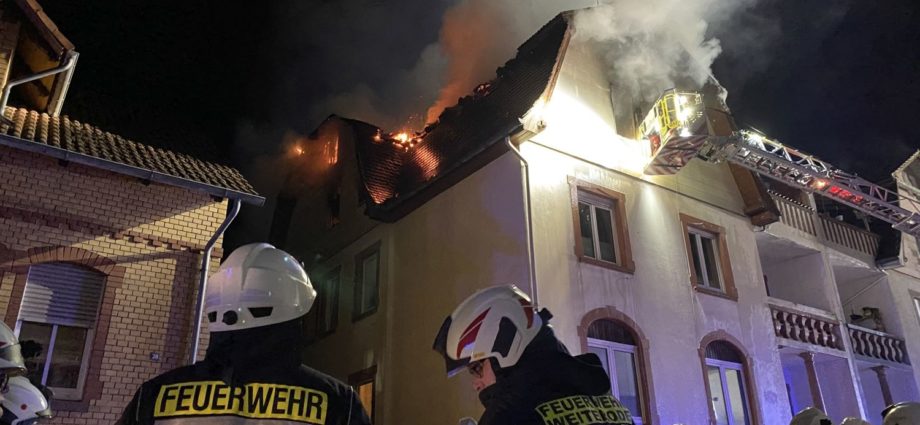 16 Bewohner nach Dachstuhlbrand in Bebra evakuiert