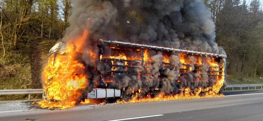 A7 bei Hedemünden nach LKW-Brand voll gesperrt