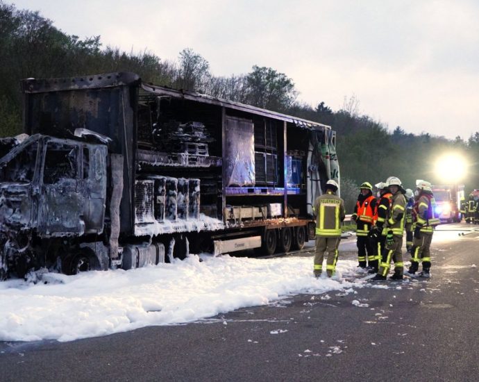 LKW-Brand auf A44 – Fahrer verletzt (VIDEO)