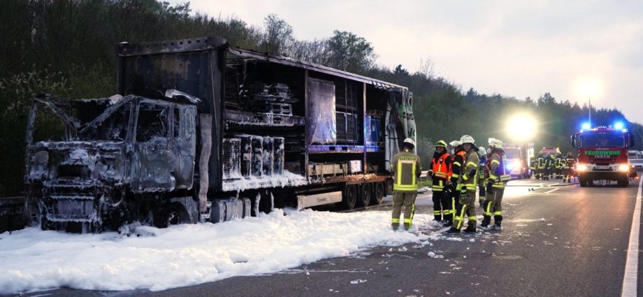 LKW-Brand auf A44 – Fahrer verletzt (VIDEO)