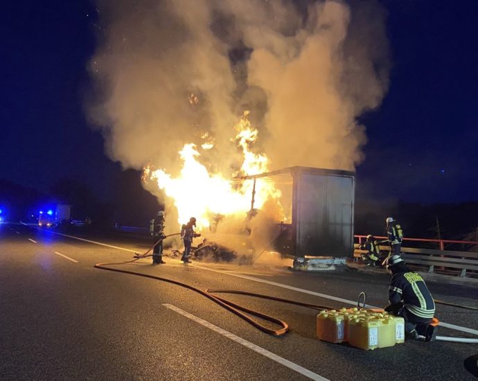 LKW auf A4 bei Friedewald in Vollbrand