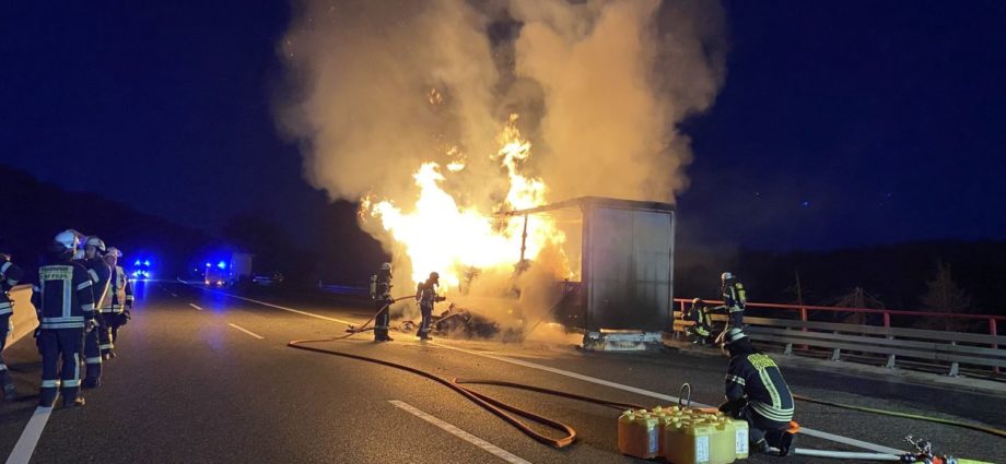 LKW auf A4 bei Friedewald in Vollbrand