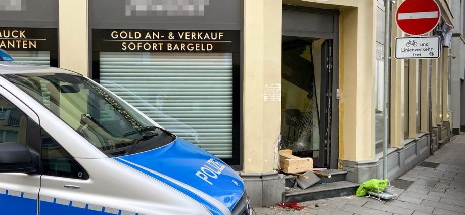 Gi: Polizeistreife beobachtet Einbruch in Juweliergeschäft – Festnahme